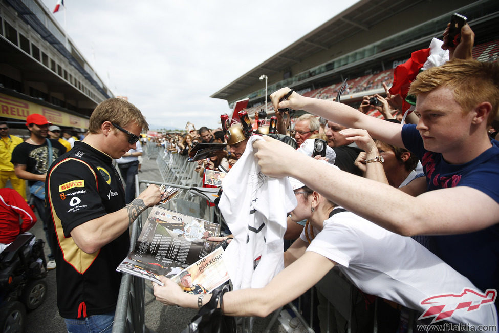 Kimi Räikkonen deja su rúbrica a los fans