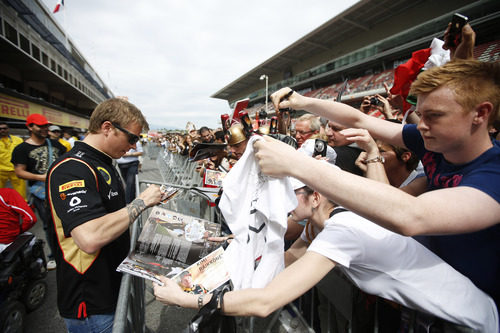 Kimi Räikkonen deja su rúbrica a los fans