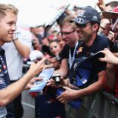 Sebastian Vettel rodeado por sus aficionados