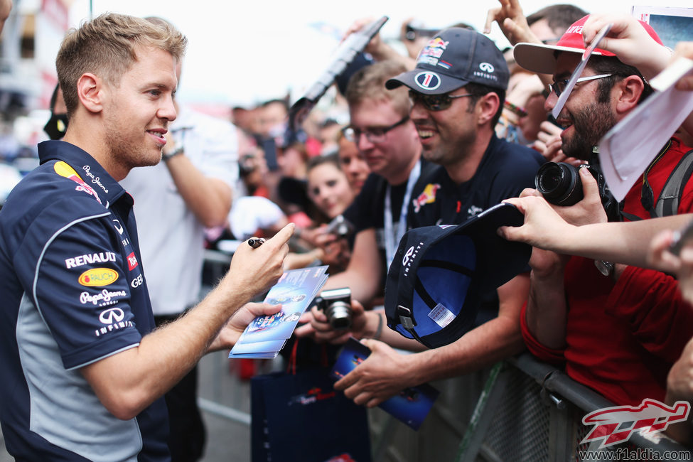 Sebastian Vettel rodeado por sus aficionados