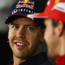 Sebastian Vettel sonríe en sala de prensa