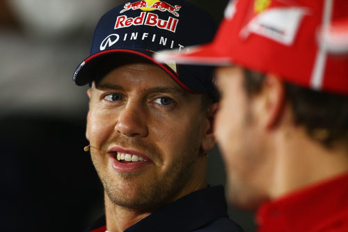 Sebastian Vettel sonríe en sala de prensa