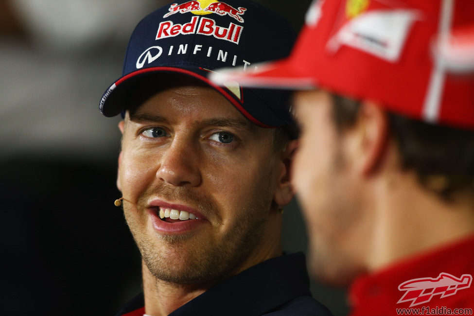 Sebastian Vettel sonríe en sala de prensa