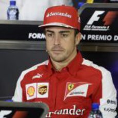 Fernando Alonso, serio en la rueda de prensa