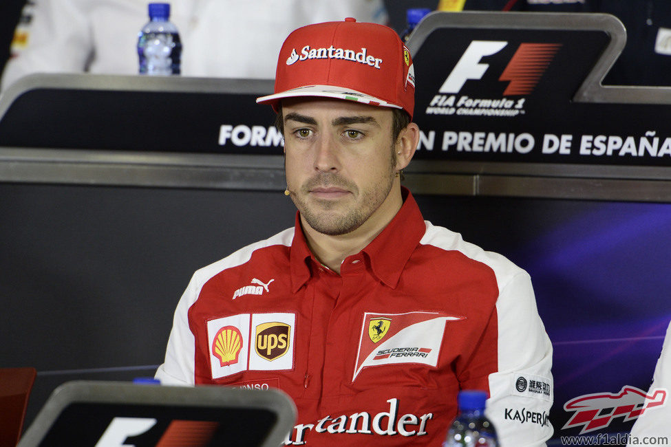 Fernando Alonso, serio en la rueda de prensa