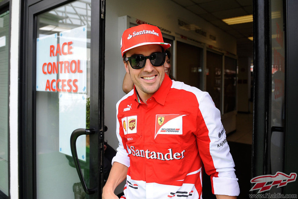 Fernando Alonso sonríe saliendo de las instalaciones de la FIA
