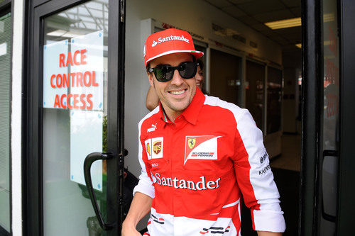 Fernando Alonso sonríe saliendo de las instalaciones de la FIA