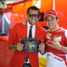 Dani Alves junto a Felipe Massa