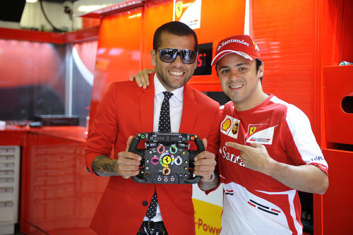 Dani Alves junto a Felipe Massa