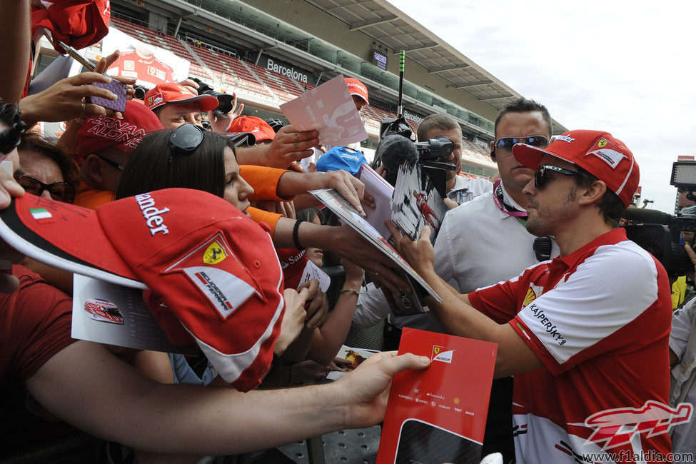 Fernando Alonso firmando a todos sus seguidores