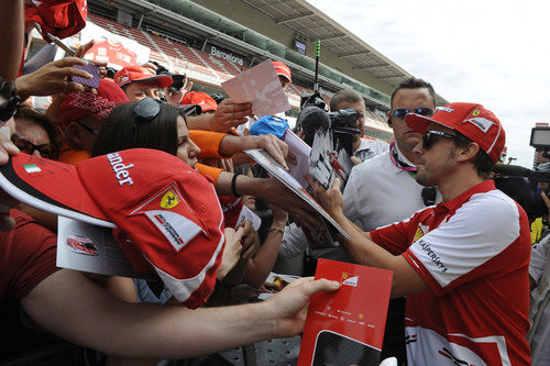 Fernando Alonso firmando a todos sus seguidores