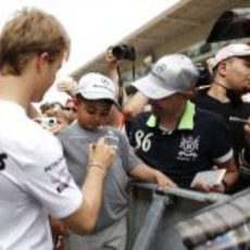 Nico Rosberg firmando autógrafos