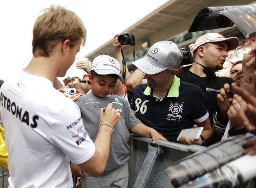 Nico Rosberg firmando autógrafos