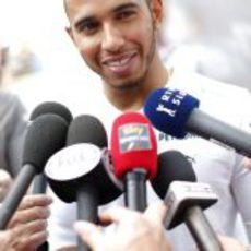 Lewis Hamilton atiende a la prensa