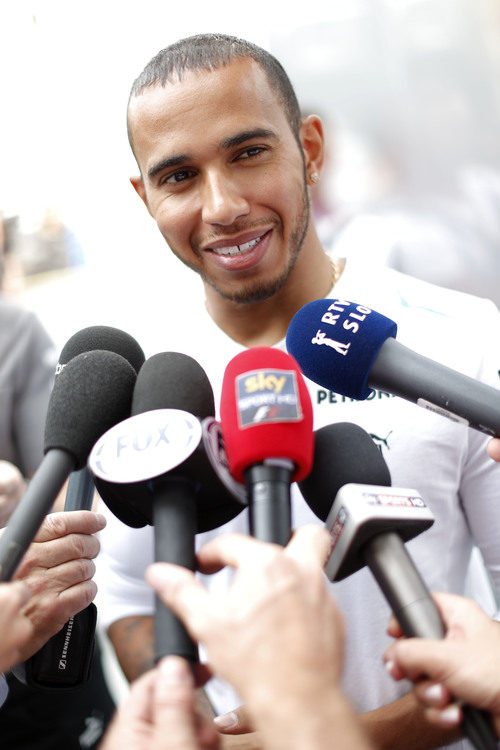 Lewis Hamilton atiende a la prensa