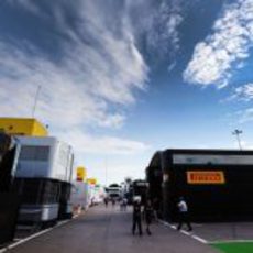 El motorhome de Pirelli en el paddock 