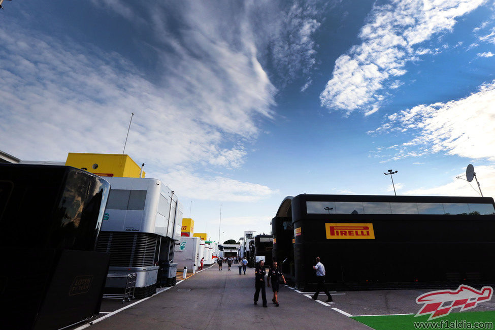 El motorhome de Pirelli en el paddock 