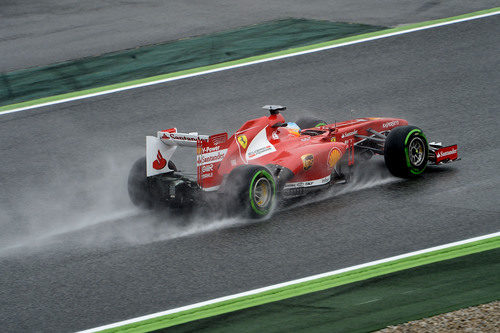 Fernando Alonso vuela sobre el asfalto mojado