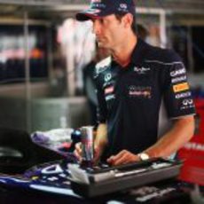 Mark Webber se toma un Red Bull antes de ponerse a los mandos de su RB9