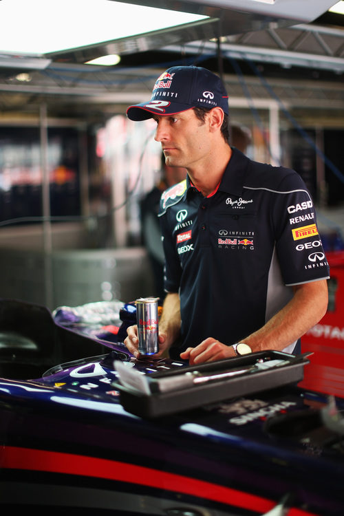 Mark Webber se toma un Red Bull antes de ponerse a los mandos de su RB9