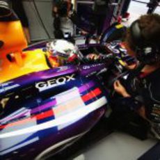 Sebastian Vettel atiende las indicaciones de su ingeniero montado en su RB9