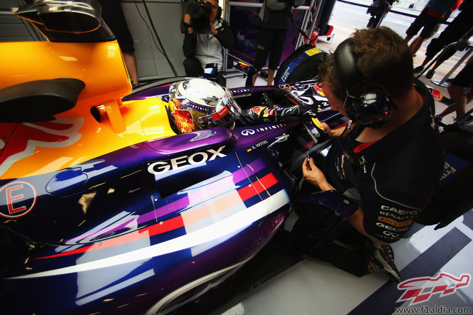 Sebastian Vettel atiende las indicaciones de su ingeniero montado en su RB9