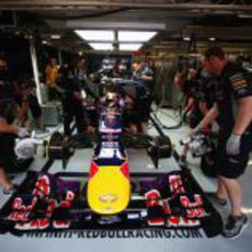 Los mecánicos de Mark Webber refrigeran su RB9