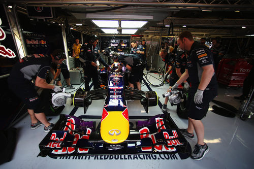 Los mecánicos de Mark Webber refrigeran su RB9