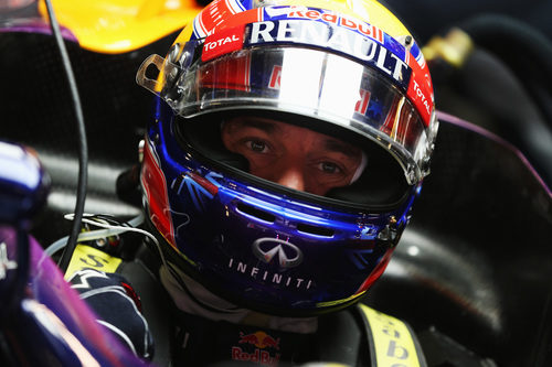 Mark Webber pensativo ante otro Gran Premio con Red Bull