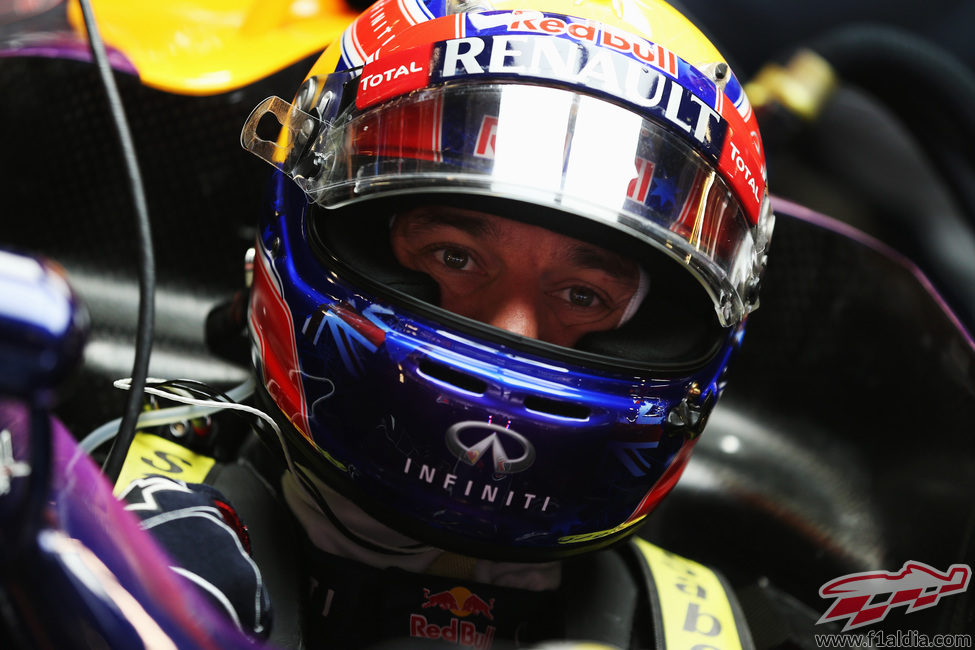 Mark Webber pensativo ante otro Gran Premio con Red Bull
