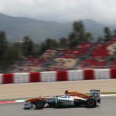 Paul di Resta tratando de sacar el máximo de su monoplaza ante las gradas de Montmeló