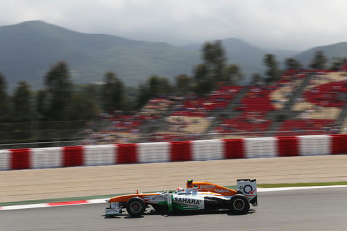 Paul di Resta tratando de sacar el máximo de su monoplaza ante las gradas de Montmeló