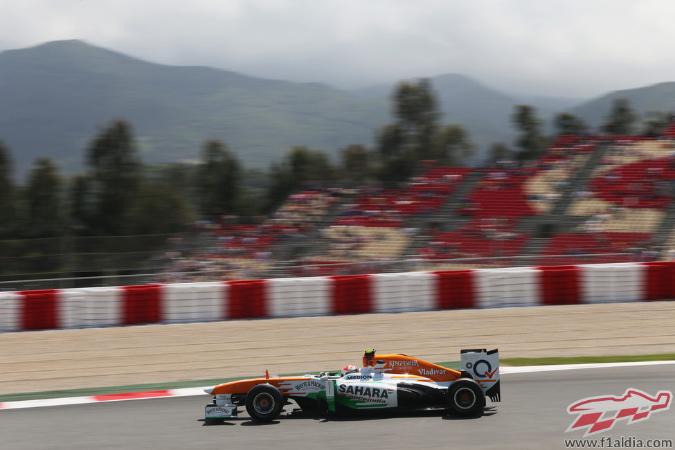 Paul di Resta tratando de sacar el máximo de su monoplaza ante las gradas de Montmeló