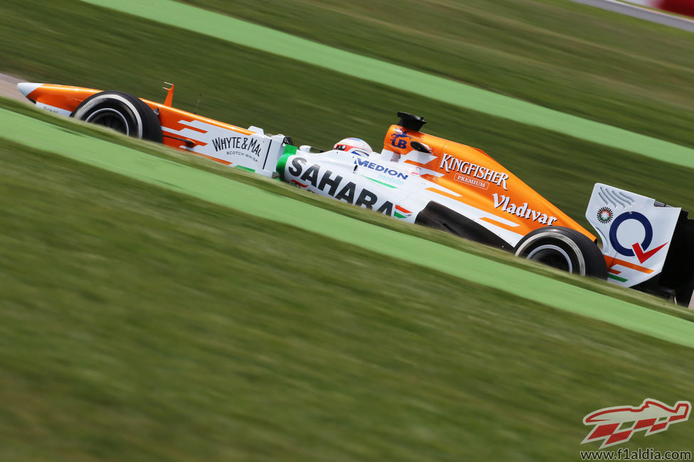 Adrian Sutil afronta las curvas del trazado de Montmeló