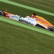 Adrian Sutil afronta las curvas del trazado de Montmeló