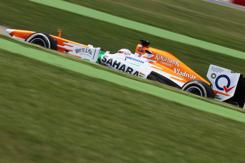 Adrian Sutil afronta las curvas del trazado de Montmeló