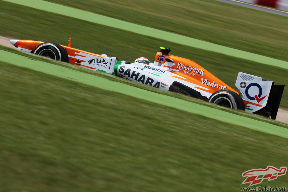 Paul di Resta rueda en el técnico circuito de Montmeló