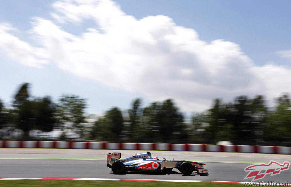 Jenson Button poco antes de afrontar la recta del Circuit de Catalunya