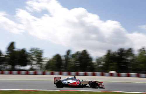 Jenson Button poco antes de afrontar la recta del Circuit de Catalunya