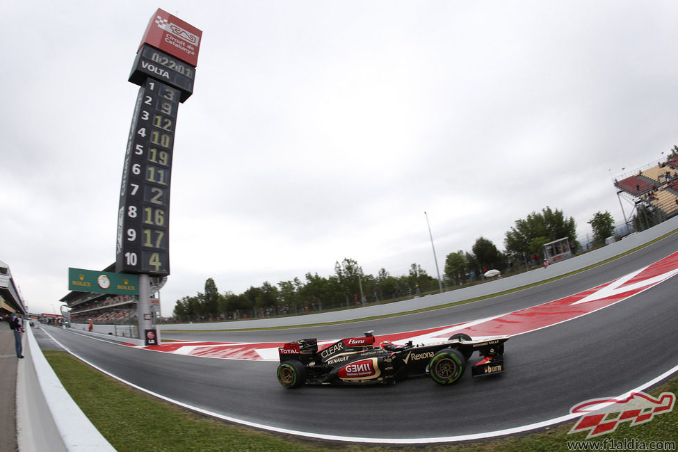 Kimi Räikkonen sale del 'pit-line' de Montmeló