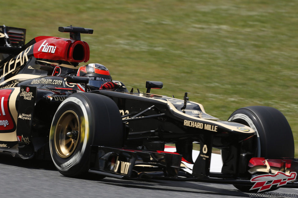 Kimi Räikkönen exprime en la pista de Montmeló su actualizado E21