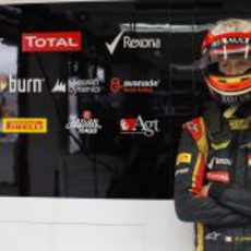 Romain Grosjean de brazos cruzados en su 'box'