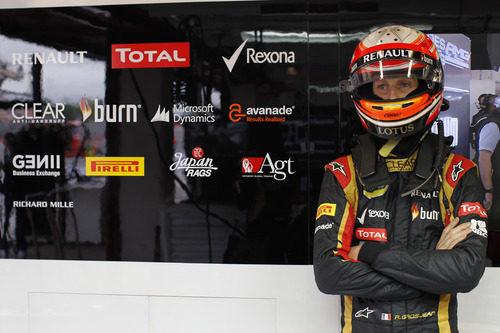 Romain Grosjean de brazos cruzados en su 'box'