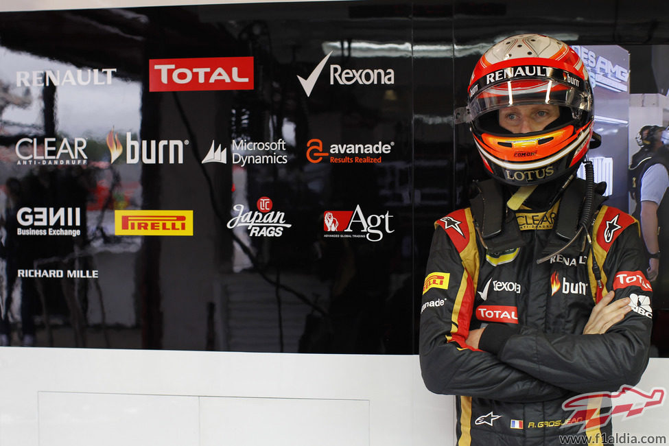 Romain Grosjean de brazos cruzados en su 'box'