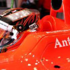 Jules Bianchi concentrado dentro del cockpit de su MR02