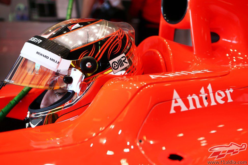 Jules Bianchi concentrado dentro del cockpit de su MR02