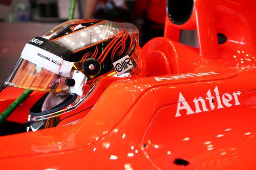 Jules Bianchi concentrado dentro del cockpit de su MR02