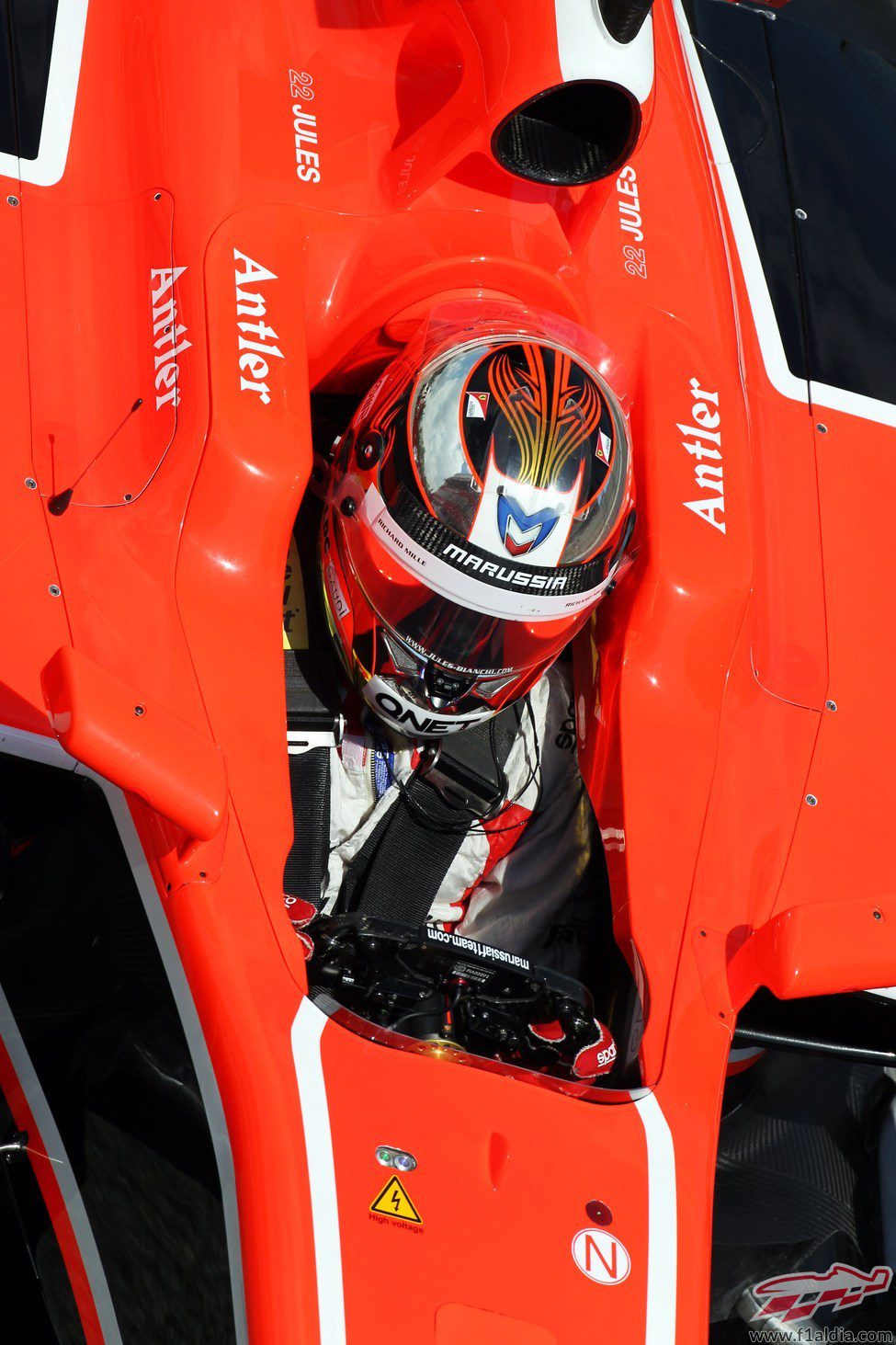 Jules Bianchi acomodado dentro de su MR02