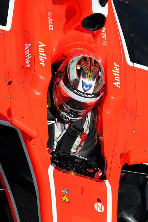 Jules Bianchi acomodado dentro de su MR02