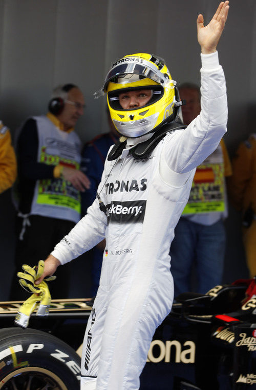 Nico Rosberg saluda a los aficionados